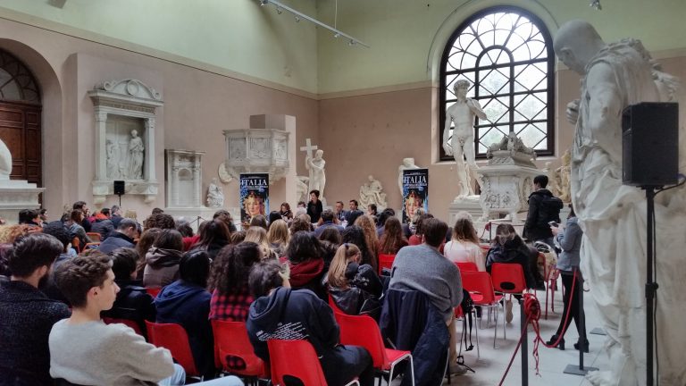Conferenza fra le statue di una gipsoteca · audio e video