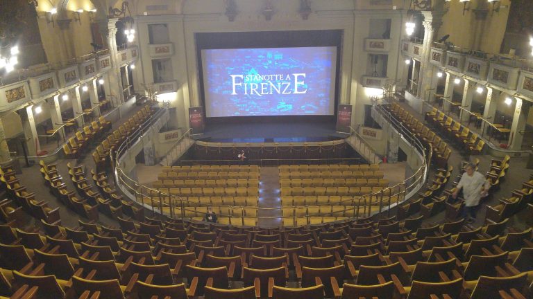 Teatro all'italiana · proiezione su grande schermo