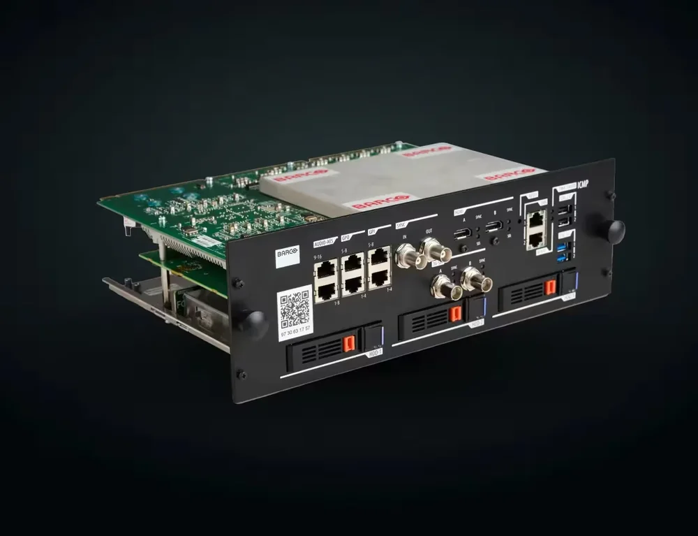 Il modulo Barco Alchemy ICMP-X: scheda con ingressi di rete, audio AES/EBU, SDI, HDMI, porte USB e alloggiamenti per i tre dischi estraibili.