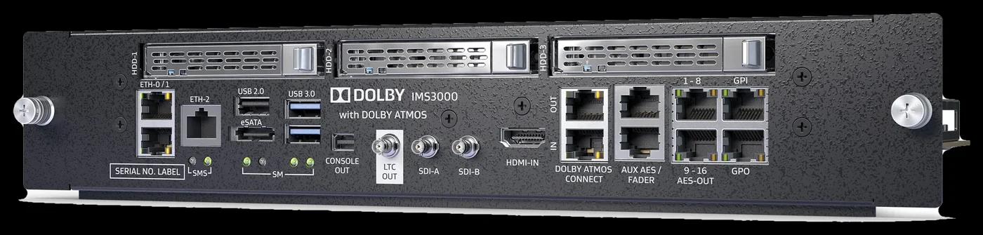 Il server integrato Dolby IMS3000 con Dolby Atmos: pannello frontale con tre alloggiamenti per dischi, prese di rete, USB, eSATA, SDI-A e SDI-B, HDMI in ingresso, Dolby Atmos Connect, uscite AES e connettori GPI/GPO.